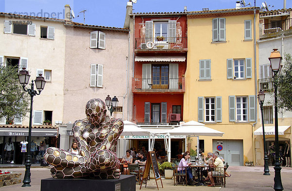Menschen sitzen in einem Straßencafe  St. Tropez  Frankreich