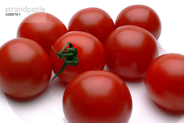 Tomaten vor weißem Hintergrund  Close-up