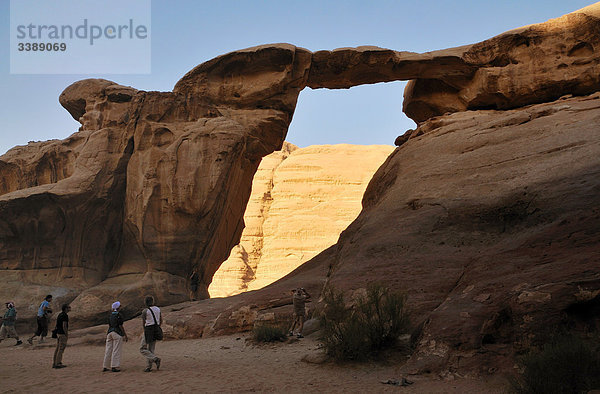 Touristen in Wadi Rum  Jordanien  Asien