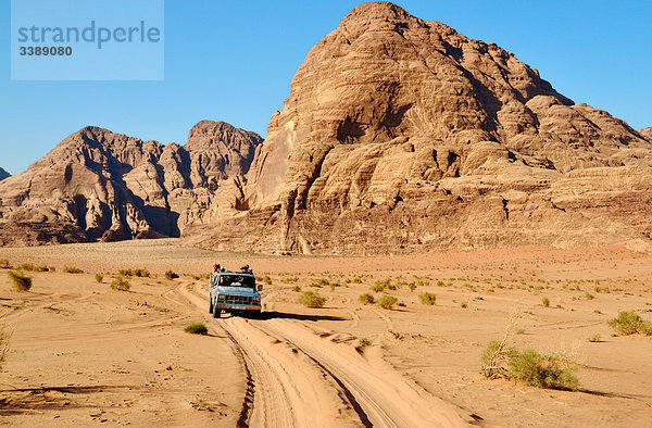 Jeep in Wadi Rum  Jordanien  Asien
