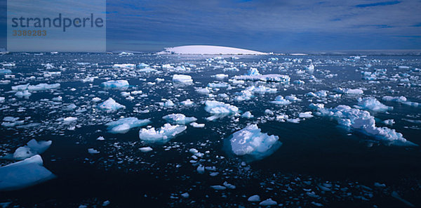 Eis in den Wasser Whit Bergen im Hintergrund