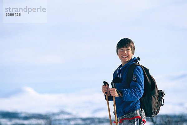 Ein Junge Skifahren in den hohen Bergen  Schweden.