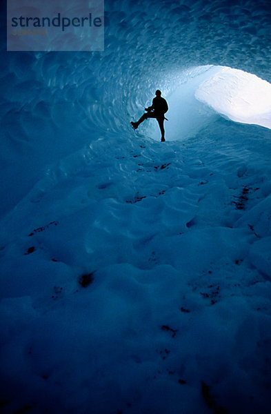 Eine Person im Windkanal in das Inlandeis  der Antarktis.