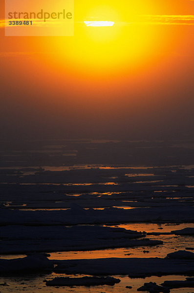 Die Mitternachtssonne über die Eisschmelze in der Arktis  Kanada.