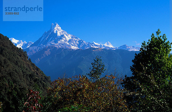 Eine Berglandschaft  Nepal  Himalaya.