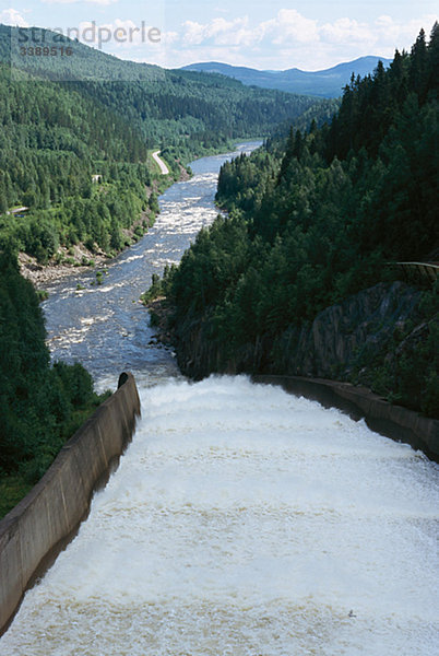 Fluss durch eine Waldlandschaft  Schweden.