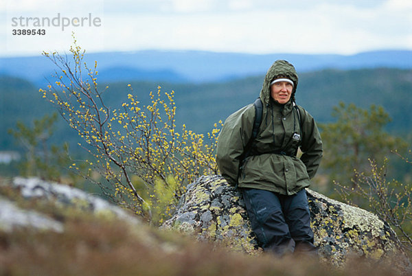Frau gegen eine Berglandschaft  Schweden.