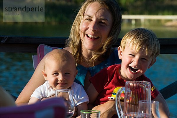 Frau mit zwei Kinder essen im Freien  Schweden.