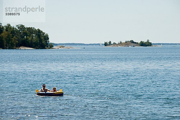 Frau und Kind in einem Schlauchboot  Schweden.