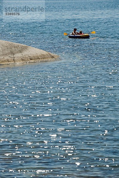 Frau und Kind in einem Schlauchboot  Schweden.