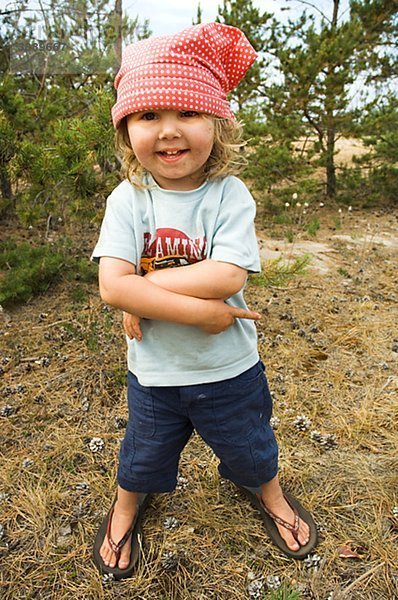 Porträt von einem kleinen Mädchen in der Natur  Schweden.