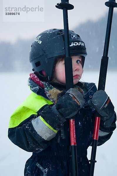 Ein Kind mit ¥ s Winterkleidung  Schweden.