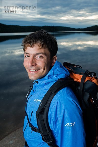 Porträt eines Mannes wandern an einem See  Schweden.