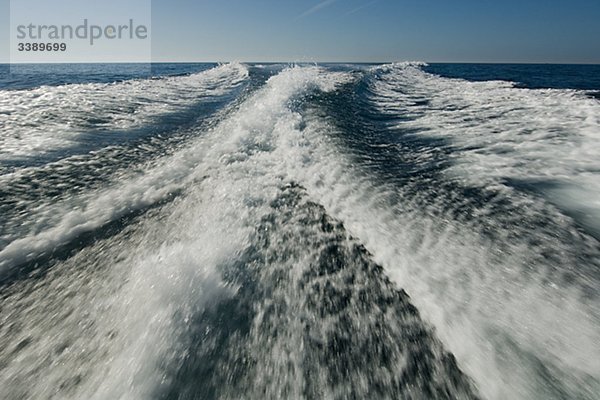 Wellen hinter einem Boot