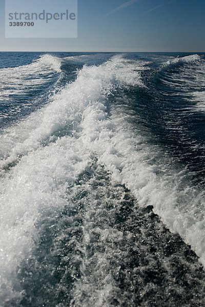 Wellen hinter einem Boot