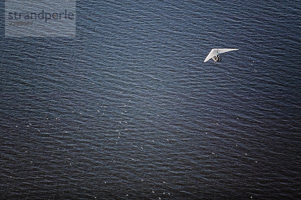 Ultralight Trike fliegen über ein Meer  Schweden.