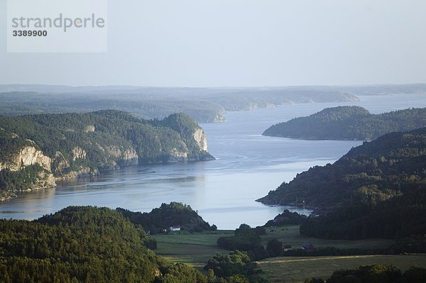 Luftbild von einer Landschaft mit einem Fjord  Schweden.