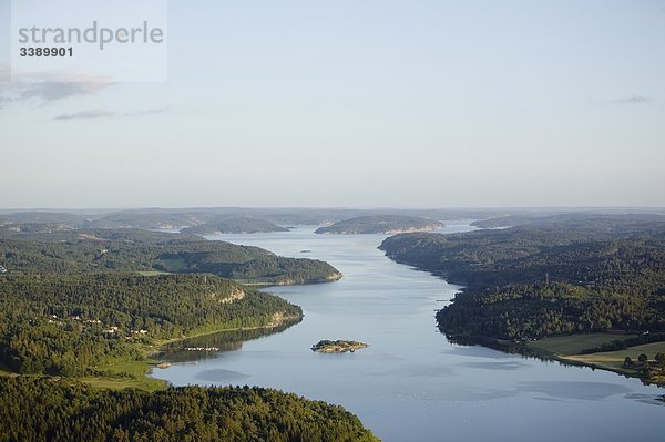 Luftbild von einer Landschaft mit einem Fjord  Schweden.