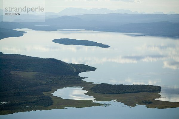 Blick über den See  Lappland  Schweden.