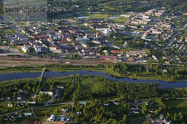 Luftbild von einer kleinen Stadt  Schweden.
