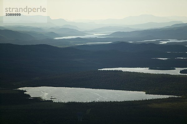 Ein Blick auf Seen und Berge  Schweden.