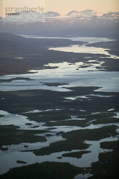 See in eine Berglandschaft  Lappland  Schweden.