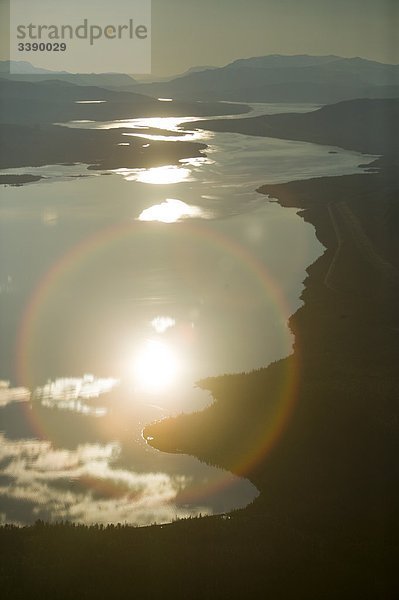 Sonnenuntergang spiegelt sich in einem See  Lappland  Schweden.