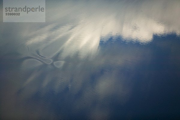 Wolken spiegelt sich in der Oberfläche des Wassers  Schweden.