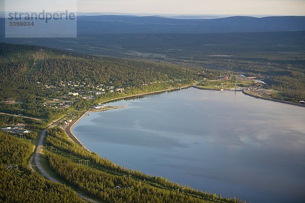 Ein Dorf am See  Schweden.