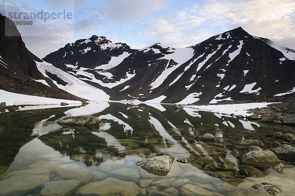 Ein Gletschersee mit ein Gletscher im Hintergrund  Lappland  Schweden.