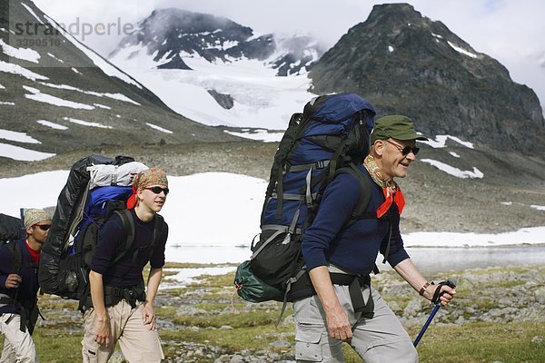 Menschen auf eine Bergtour  Lappland  Schweden.