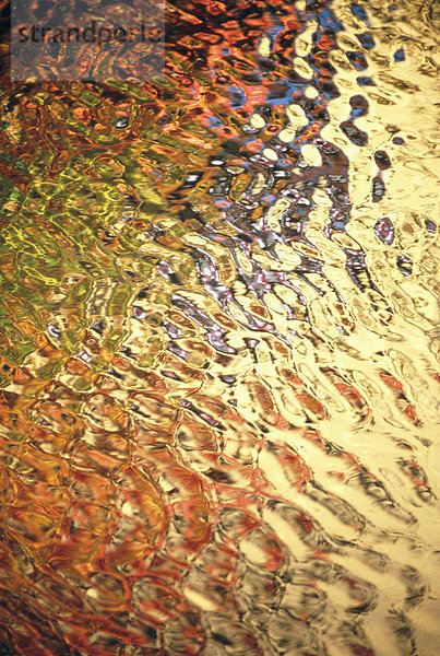 Patterna und Farben in der Oberfläche eines Streams