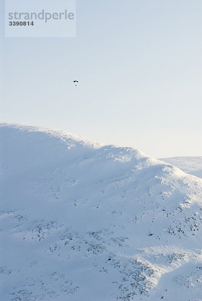 Fallschirmspringen in den hohen Bergen  Schweden.