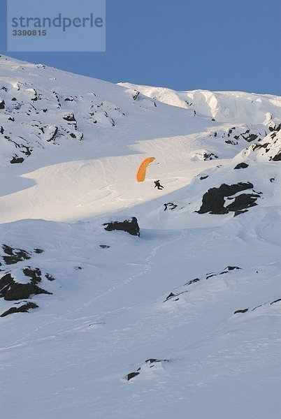 Fallschirmspringen in den hohen Bergen  Schweden.