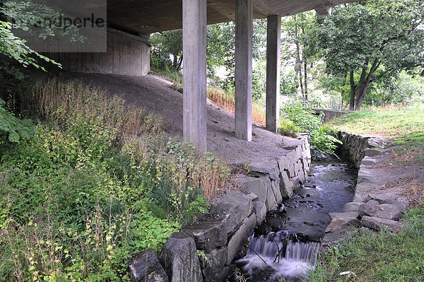 Ein Creek unter einem Viadukt