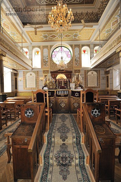 Innenaufnahme einer leeren Synagoge  Tiflis  Georgien