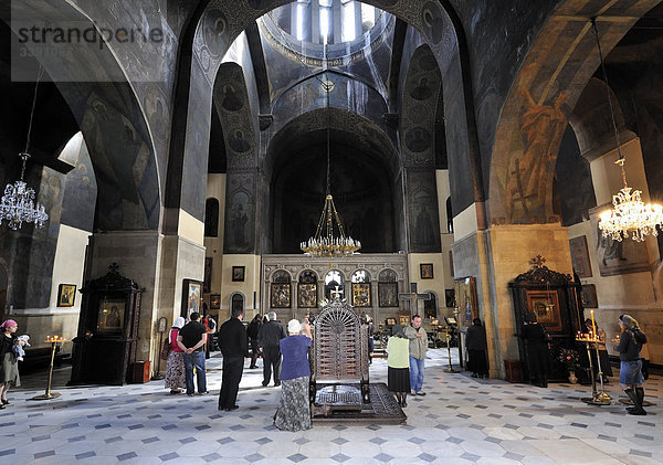 Menschen in der Sioni Kathedrale  Tiflis  Georgien