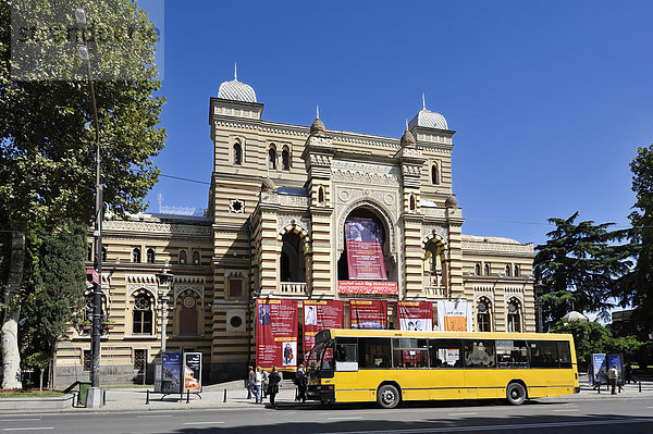 Bus vor einem Theatergebäude in Tiflis  Georgien