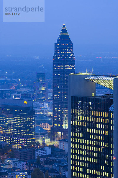 Messeturm am Abend  Frankfurt am Main  Hessen  Deutschland