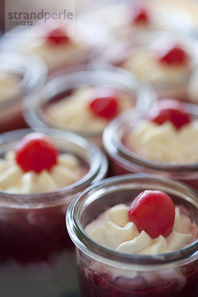 Desserts mit Sahne und Kirschen  Close-up