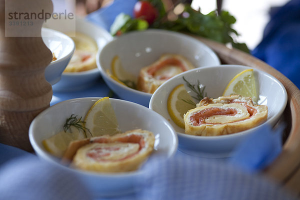 Vorspeise mit Lachs in Schälchen  Close-up