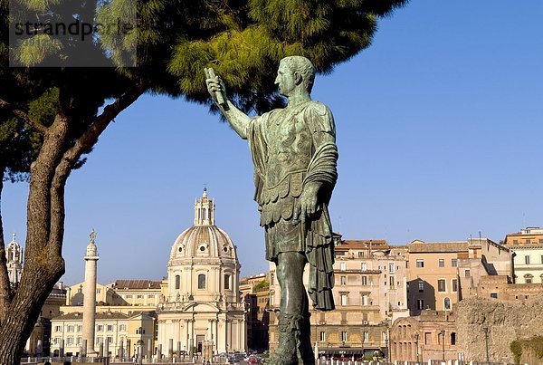 Cäsarstatue  Forum Romanum  Rom  Italien