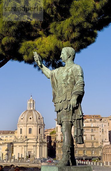 Cäsarstatue  Forum Romanum  Rom  Italien