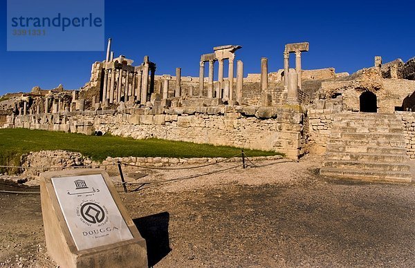 Ruinen eines römischen Theaters  Dougga  Tunesien  Afrika