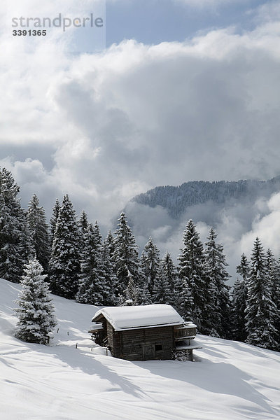 Hütte auf einem schneebedeckten Hang  Erhöhte Ansicht