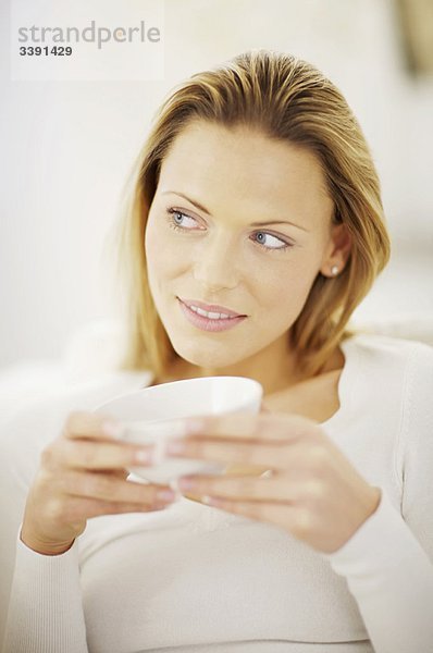 Frau entspannt sich bei einer Tasse Tee