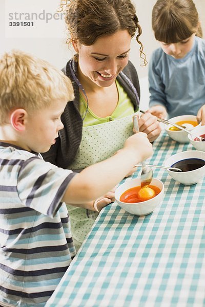 Familie macht Osterarrangements