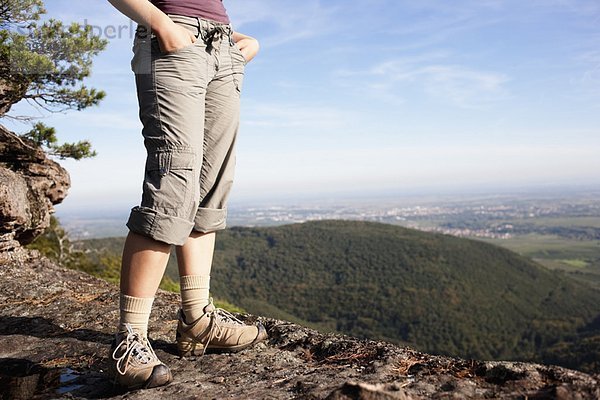 Frau auf dem Berggipfel