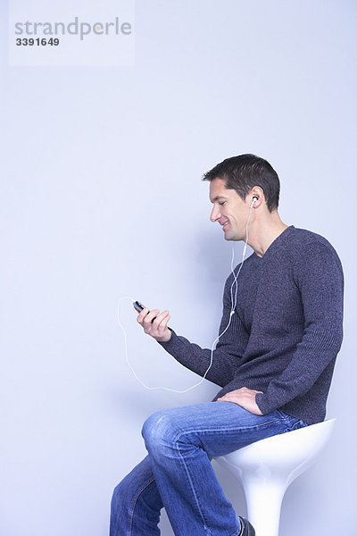 Mann mit Telefon MP3 aus dem Profil