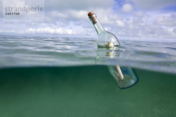 Botschaft in einer Flasche  die im Ozean schwimmt